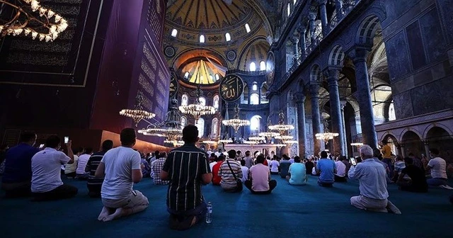 Ayasofya-i Kebir Cami-i Şerifi'nde ziyaretçi yoğunluğu sürüyor