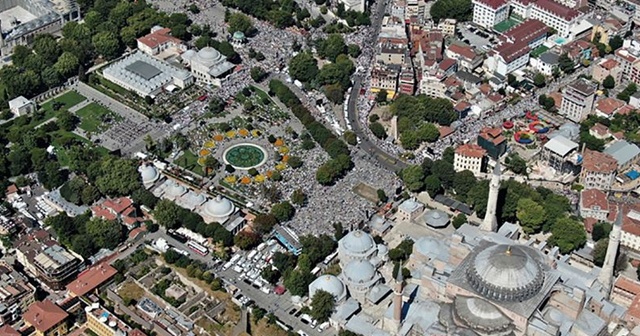 Ayasofya-i Kebir Camii&#039;nin açılışında izdihamı önlemek için tramvay seferleri durduruldu