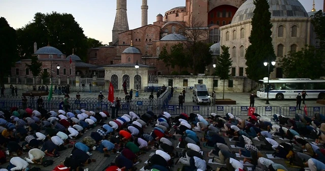 Ayasofya önünde akşam namazı kılındı