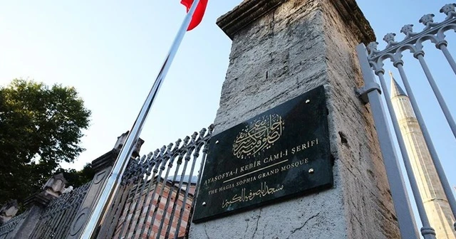 Ayasofya'ya 'cami' tabelası asıldı