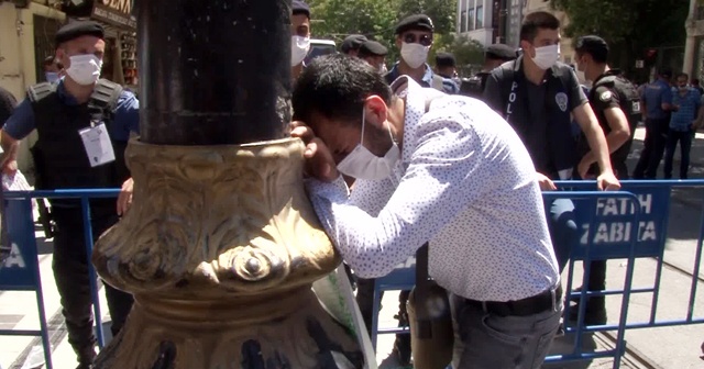 Ayasofya’ya giremedi, gözyaşlarına boğuldu