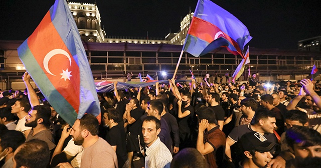 Azerbaycan&#039;da halk seferberlik talebiyle Milli Meclisin önünde toplandı