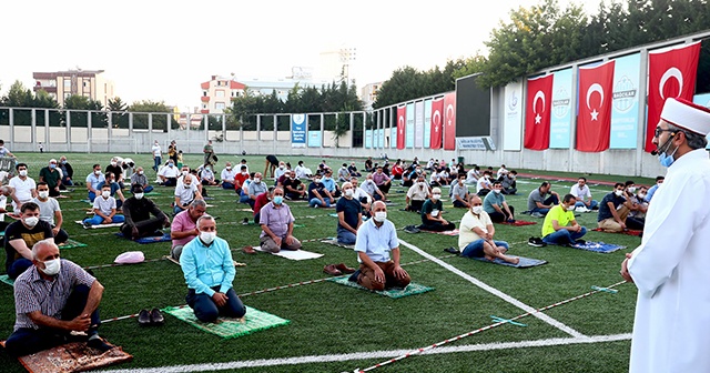 Bağcılar’da bayram namazı stadyumda kılındı