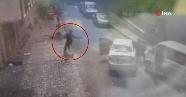Bağcılar’da polise silahlı saldırı anı kamerada
