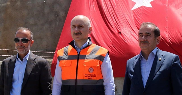 Bakan Karaismailoğlu İdris-İ Bitlis Feribotunda incelemelerde bulundu