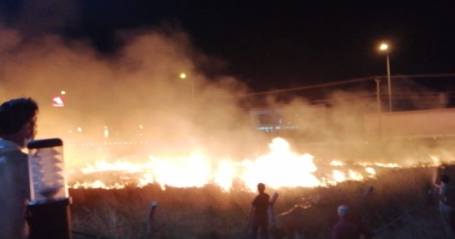 Balıkesir’de ot yangını geceyi aydınlattı