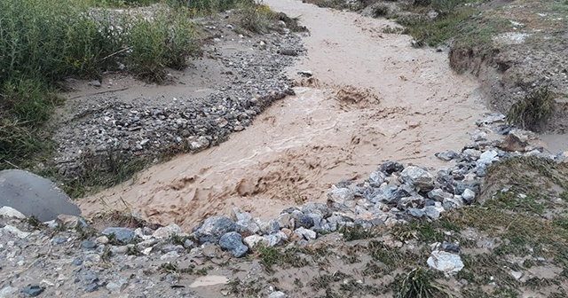 Başkale’de sağanak sele neden oldu