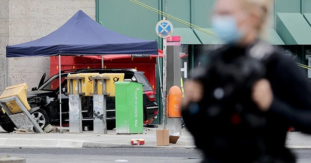 Berlin’de araç yayaların arasına daldı