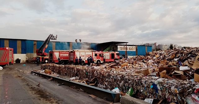 Beylikdüzü’ndeki atık kağıt deposunda yangın çıktı