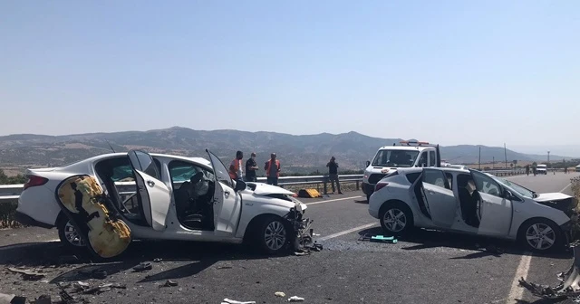 Bingöl-Elazığ karayolunda 2 araç kafa kafaya çarpıştı: 7 yaralı