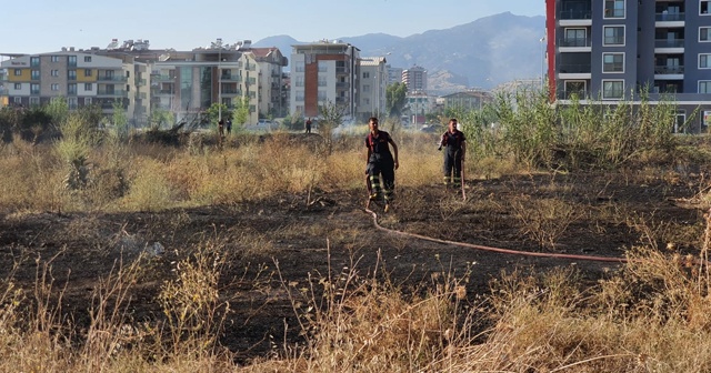 Boş arazide çıkan yangın mahalleliyi korkuttu