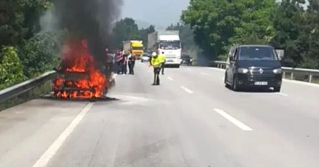 Bursa&#039;da seyir halindeki otomobil alev alev yandı