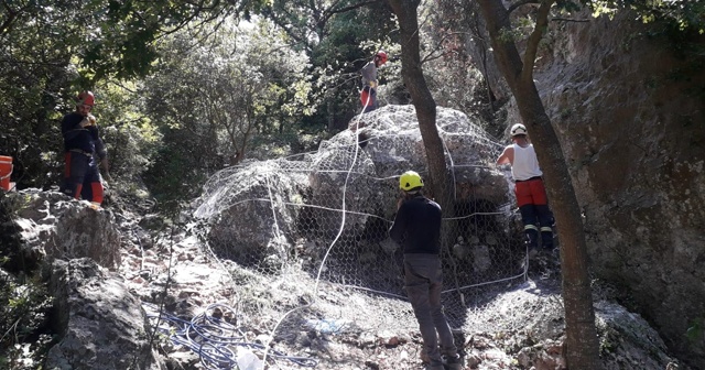 Bursa İznik’te düşme tehlikesi bulunan dev kaya çelik tellerle sarıldı