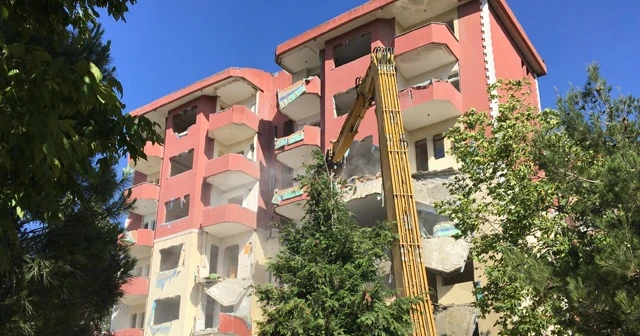 Büyükçekmece’de riskli 8 katlı bina yıkıldı