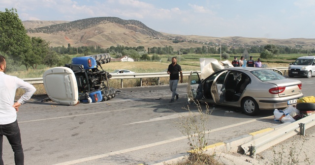 Çankırı’da otomobil ile traktör çarpıştı: 3’ü ağır 8 yaralı