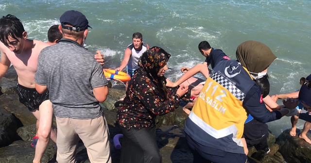 Çeken akıntıya kapılan iki çocuk boğulma tehlikesi geçirdi