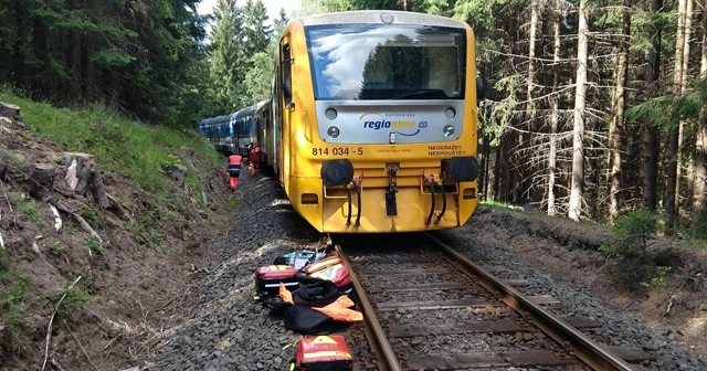 Çekya'da iki yolcu treni kafa kafaya çarpıştı: 3 ölü, 30 yaralı