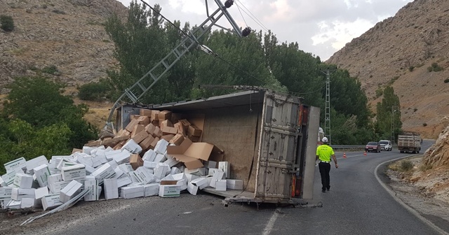 Devrilen kamyonda sıkışan sürücü güçlükle kurtarıldı