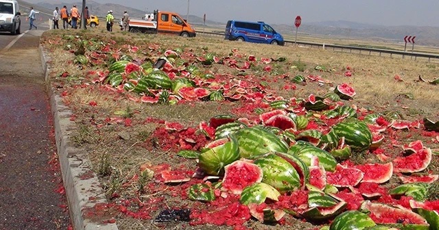 Devrilen minibüsteki karpuzlar yola saçıldı