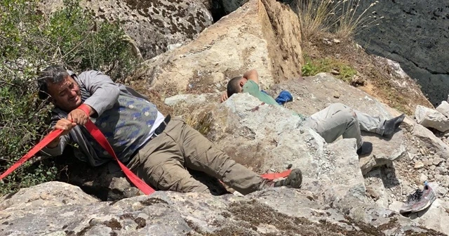Dinamit patlatan defineciler şelaleden düştü