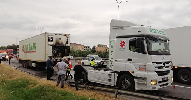 Dondurma yüklü kamyonu yanmaktan sürücünün dikkati kurtardı