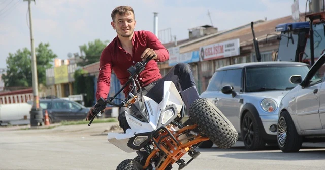 Dört tekerli aracı iki teker üzerinde kullanıyor