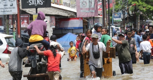 Endonezya&#039;da sel felaketi: 15 ölü, 46 kayıp