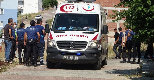 Eşiyle boşanma sürecinde olan adam cinnet getirdi