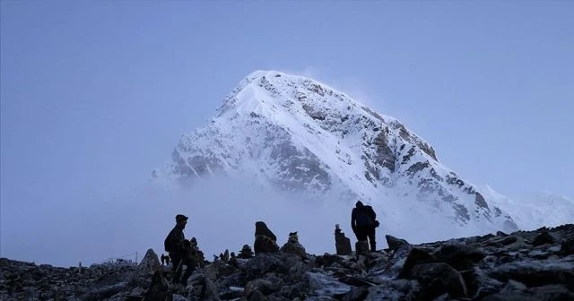Everest dağcılara yeniden açılıyor