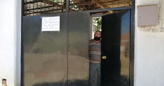 Evinin kapısına astığı yazıyla misafirleri geri çevirdi