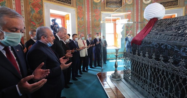 Fatih Sultan Mehmet’in türbesinde duayı Meclis Başkanı Şentop okudu
