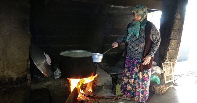 Fedakar anne günde 100 kilo yoğurt satarak çocuklarını okutuyor