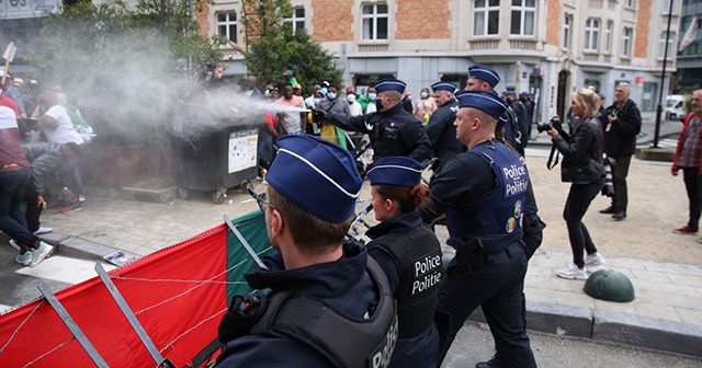 Fransa Cumhurbaşkanı Macron Brüksel&#039;de protesto edildi