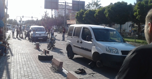 Freni arızalanan saman yüklü kamyon 5 araca çarparak durabildi