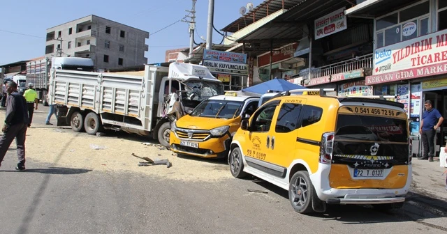 Freni patlayan kamyonet 3 aracı biçtikten sonra durabildi: 2 yaralı