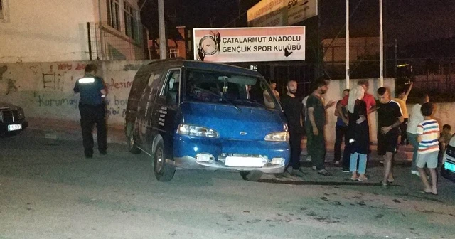 Freni patlayan kamyonet yol kenarında yürüyenlere çarptı: 2 yaralı