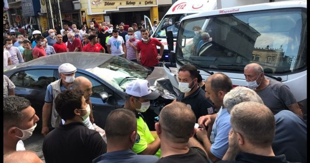 Gaz pedalı takılan otomobil önce yayaya sonra kamyona çarptı