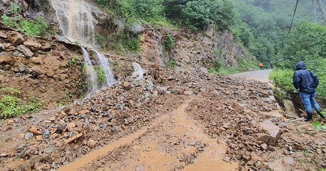 Giresun&#039;da şiddetli yağış heyelanlara neden oldu