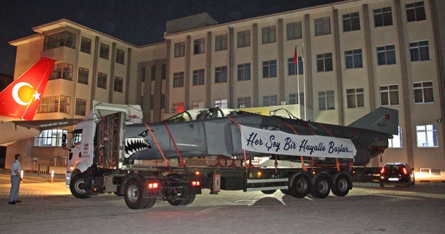 Göklerin emektar terminatörü, bu sefer savaş için değil eğitim için Antalya’da