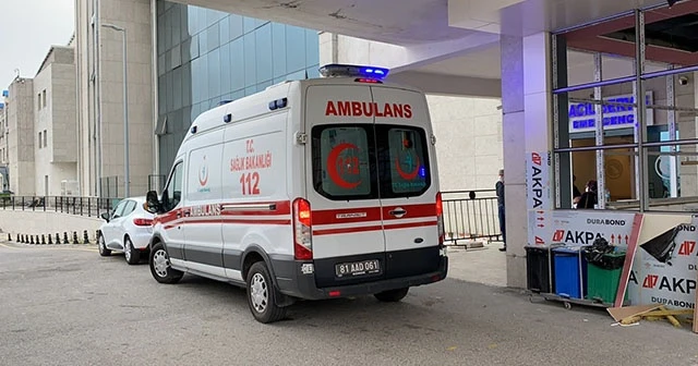 Gözüne saplanan bıçak ile hastaneye geldi