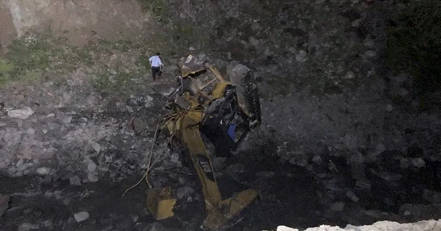 Gümüşhane’de yol çalışması yapan ekibin üzerine heyelan düştü: 2 ölü