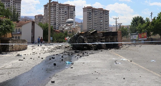Hafriyat kamyonu ortalığı savaş alanına çevirdi