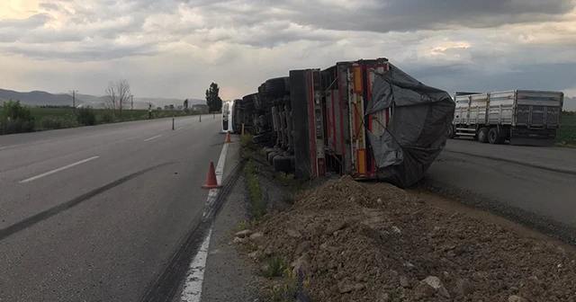 Hatalı solama yapan minibüs tır ile kafa kafaya çarpıştı