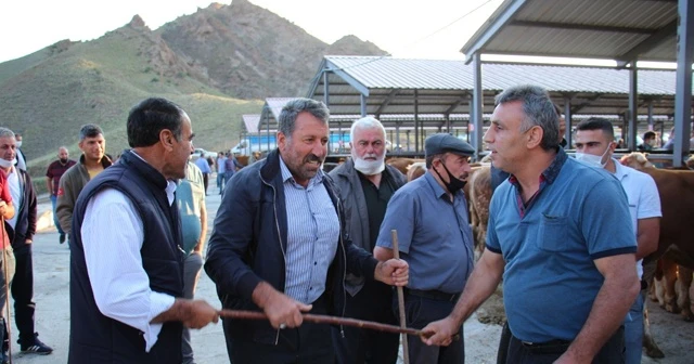 Hayvan pazarında el sıkışma yerine ‘değnek’le anlaştılar