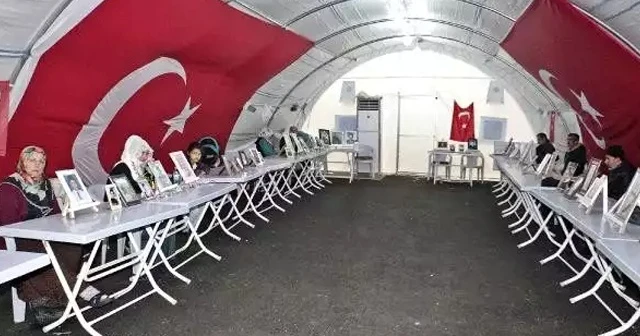 HDP önünde evlat nöbeti tutan bir aile daha çocuğuna kavuştu