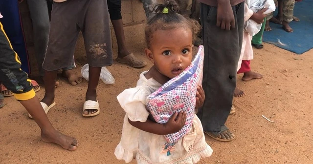 İhlas Vakfı Sudan’daki yetimlere bayramlık dağıttı