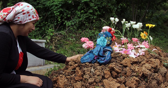 İkra Nur&#039;un annesi her gün kızının mezarı başında gözyaşı döküyor
