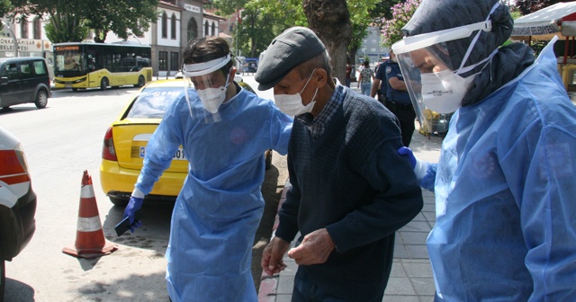 İnatçı korona şüphelisi ‘polis ceza yazacak’ sözünü duyunca ambulansa böyle bindi