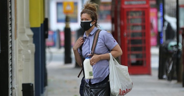 İngiltere&#039;de alışverişte maske takmak zorunluluğu