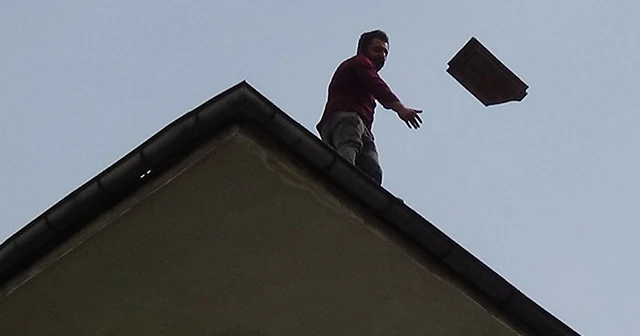 İntihar girişimini film izler gibi seyredip cep telefonlarına kaydettiler